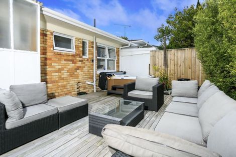 Photo of property in 2/50 Cheval Drive, Totara Vale, Auckland, 0629