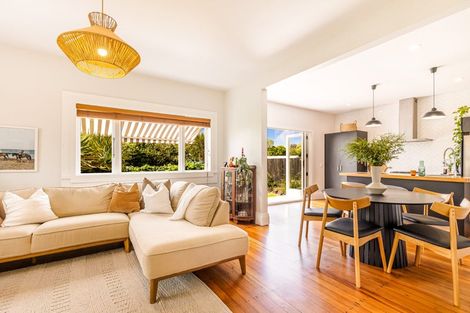 Photo of property in 1/5 Kotuku Street, Te Atatu Peninsula, Auckland, 0610