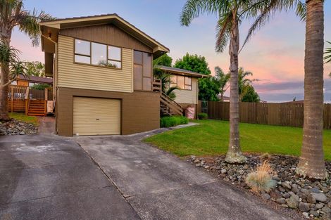 Photo of property in 17 Foyle Place, Glendene, Auckland, 0602