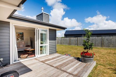 Photo of property in 83 Johnstone Drive, Fitzherbert, Palmerston North, 4410