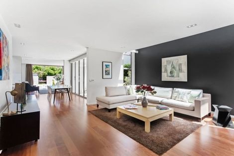 Photo of property in 8 Saint Andrews Square, Strowan, Christchurch, 8052