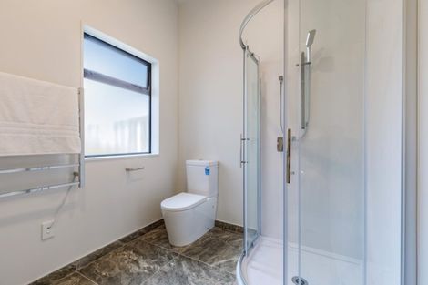 Photo of property in 2 Tarara Lane, Kumeu, 0810