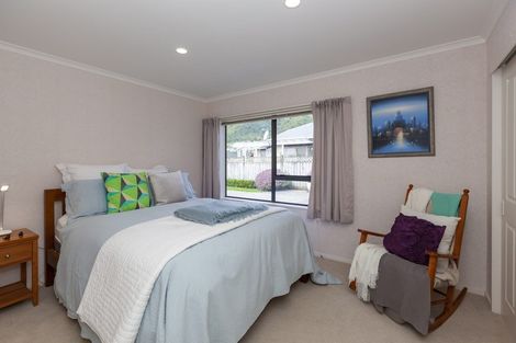 Photo of property in 8 Cranbrook Grove, Waikanae, 5036