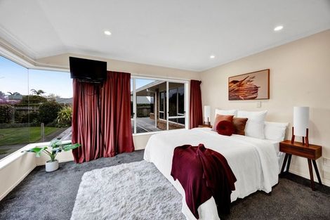 Photo of property in 18 Kinross Drive, Merrilands, New Plymouth, 4312