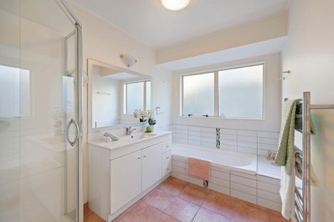 Photo of property in 33 Wiltshire Place, Somerville, Auckland, 2014