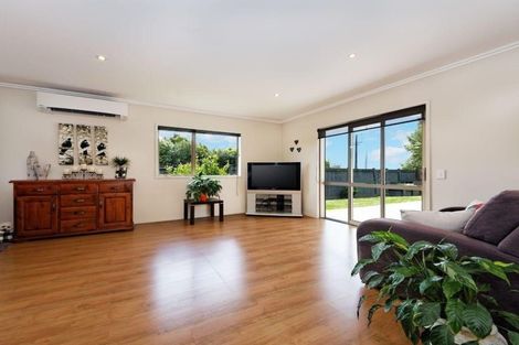 Photo of property in 15 Murray Becroft Avenue, Henderson Valley, Auckland, 0612