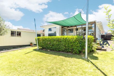 Photo of property in 2/4214a Great North Road, Glendene, Auckland, 0602