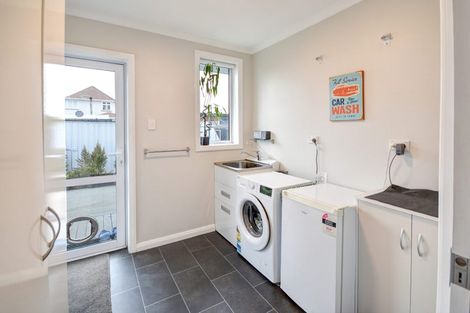 Photo of property in 141 Macandrew Road, South Dunedin, Dunedin, 9012