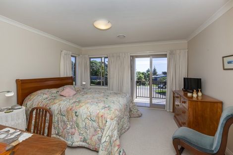 Photo of property in 136 Renown Road, Raumati South, Paraparaumu, 5032
