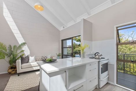 Photo of property in 2/18 Wernham Place, Northcote, Auckland, 0626