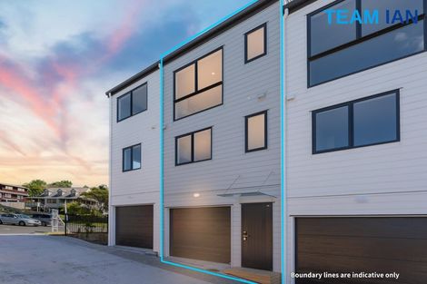 Photo of property in 7/11 Kayle Glen, West Harbour, Auckland, 0618