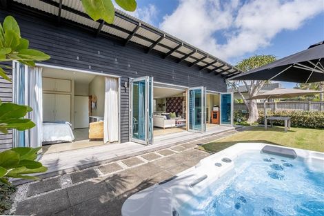 Photo of property in 32 Taumata Road, Omaha, 0986