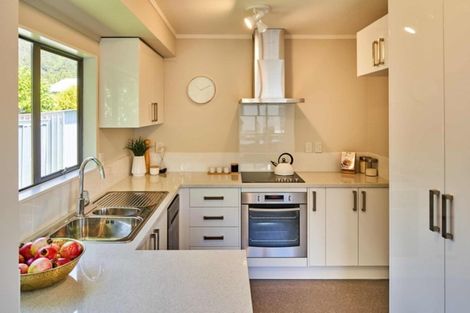 Photo of property in 4a Glenbrook Grove, Naenae, Lower Hutt, 5011