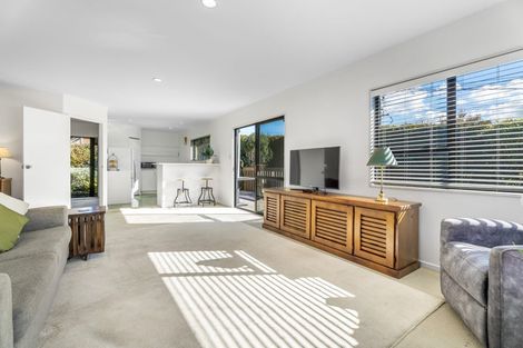 Photo of property in 2/71 Potter Avenue, Northcote, Auckland, 0627