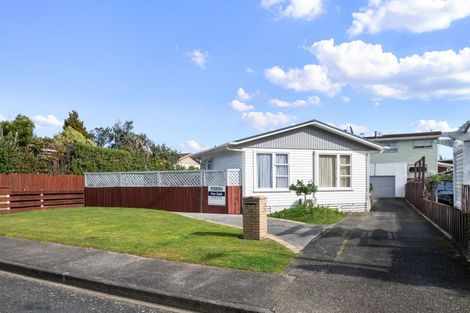 Photo of property in 20 Vista Crescent, Maoribank, Upper Hutt, 5018