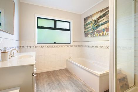 Photo of property in 11 Darcy Place, Massey, Auckland, 0614