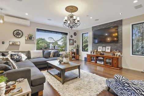 Photo of property in 32 Turanga Road, Henderson Valley, Auckland, 0612