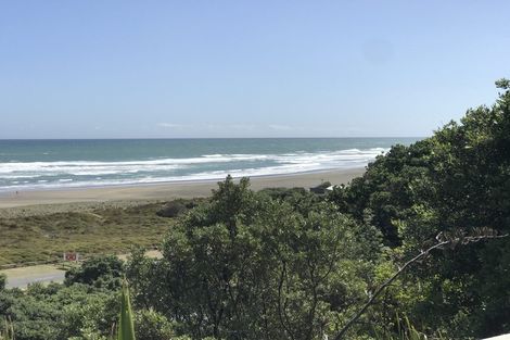 Photo of property in 30 Garden Road, Piha, New Lynn, 0772