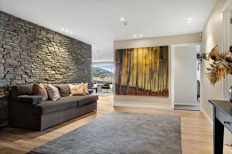 Photo of property in 6 Lordens Place, Fernhill, Queenstown, 9300