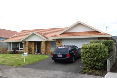 Photo of property in 2 Bard Place, Golflands, Auckland, 2013