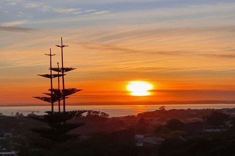 Photo of property in 2/813 East Coast Road, Northcross, Auckland, 0630