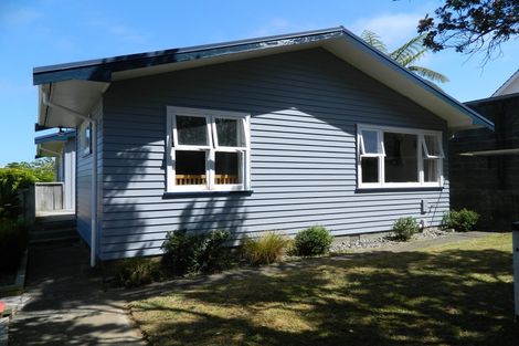 Photo of property in 33 Stewart Drive, Newlands, Wellington, 6037