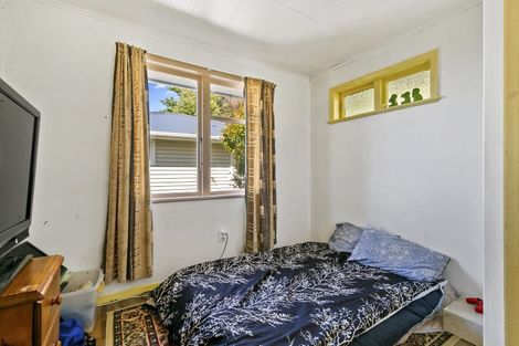 Photo of property in 106 Ruskin Road, Newlands, Wellington, 6037