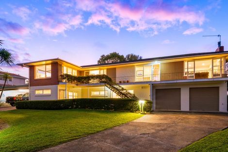Photo of property in 15 Tudward Glade, Hillcrest, Auckland, 0627
