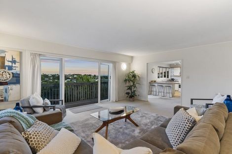 Photo of property in 5 Ravenwood Drive, Forrest Hill, Auckland, 0620