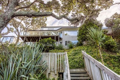 Photo of property in 74 Queen Street, Northcote Point, Auckland, 0627