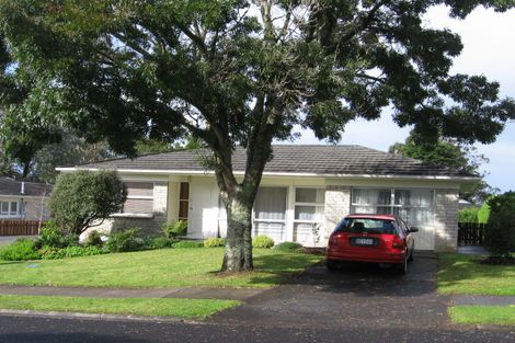 Photo of property in 6 Maroubra Place, Botany Downs, Auckland, 2010