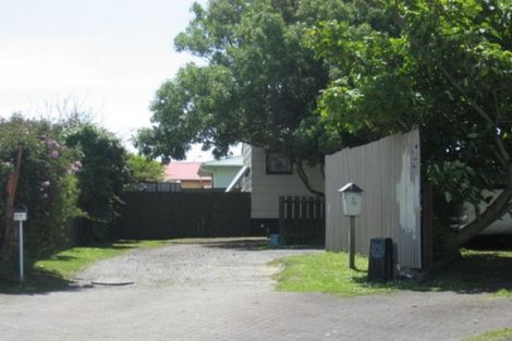 Photo of property in 2/11 De Bloge Place, Clendon Park, Auckland, 2103