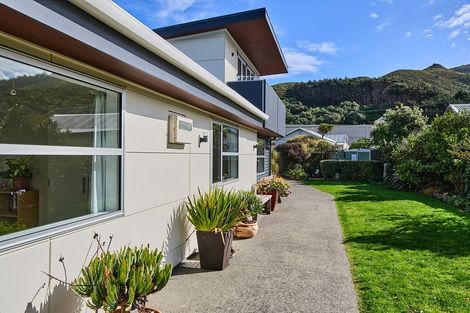Photo of property in 40 Happy Valley Road, Owhiro Bay, Wellington, 6023