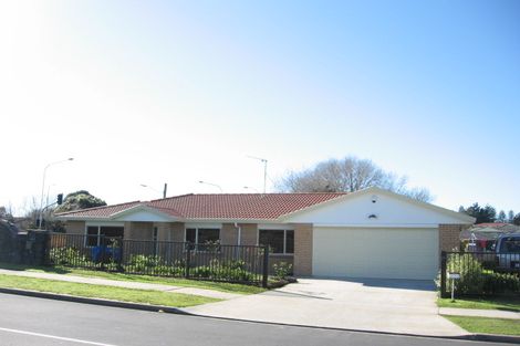 Photo of property in 2 Castlefinn Drive, Manurewa, Auckland, 2102