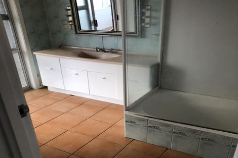 Photo of property in 1 Fayette Place, Te Atatu South, Auckland, 0610