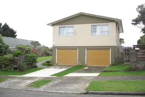 Photo of property in 16 Chetwode Grove, Newlands, Wellington, 6037