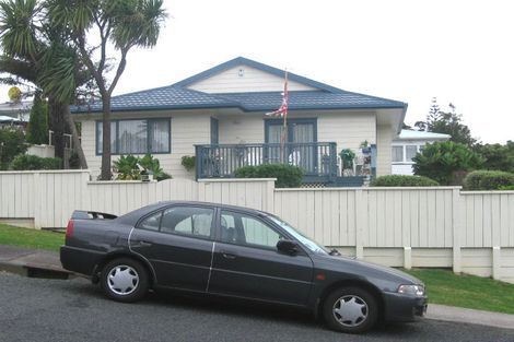 Photo of property in 2/48 Peach Road, Glenfield, Auckland, 0629