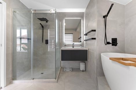 Photo of property in 8 Vinograd Drive, Te Atatu Peninsula, Auckland, 0610