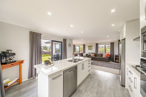 Photo of property in 5 Mckenzie Way, Timberlea, Upper Hutt, 5018