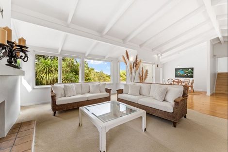 Photo of property in 16 Grand View Road, Leigh, 0985