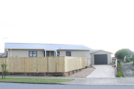 Photo of property in 81 Queens Road, Waikanae Beach, Waikanae, 5036