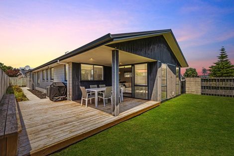 Photo of property in 15 Coprosma Close, Papamoa Beach, Papamoa, 3118