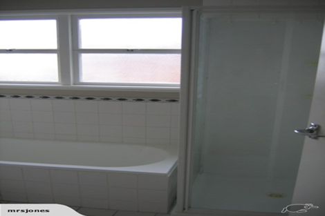 Photo of property in 65 Raleigh Road, Northcote, Auckland, 0627