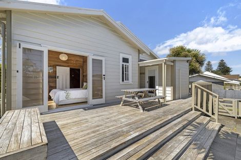 Photo of property in 22 Wallis Street, Raglan, 3225