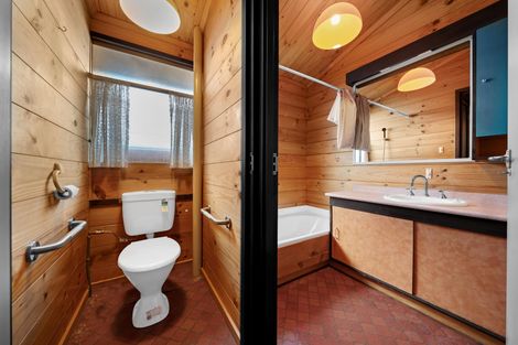 Photo of property in 2 Ensign Place, Hillcrest, Auckland, 0627