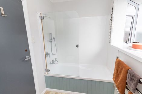 Photo of property in 9 Pinkerton Grove, Newlands, Wellington, 6037