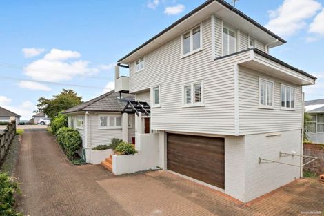 Photo of property in 1/206 East Coast Road, Forrest Hill, Auckland, 0620