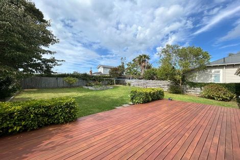 Photo of property in 33 Pupuke Road, Birkenhead, Auckland, 0627