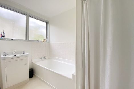 Photo of property in 10 Eastglen Road, Glen Eden, Auckland, 0602