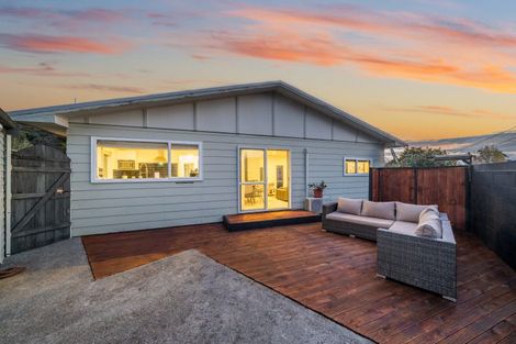 Photo of property in 5 Edelweiss Grove, Timberlea, Upper Hutt, 5018